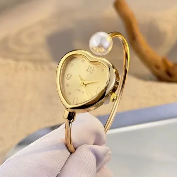 Luxury Heart Dial Gold Watch – Slim Fit - Picture 3 of 3